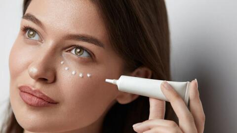 Vì sao chỉ bôi kem dưỡng mắt là chưa đủ để xóa quầng thâm và bọng mắt?