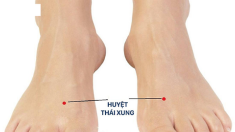 Bấm huyệt thái xung giải độc gan