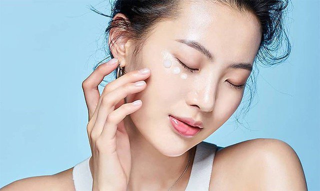 Đối với thời tiết nắng nóng bạn cần tẩy trang kỹ lưỡng hơn để lấy đi hết các chất nhờn, không làm lỗ chân lông bị bít.